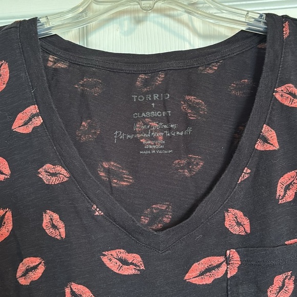 Torrid women’s black and red short sleeve graphic t-shirt size 1/1X - Picture 2 of 8
